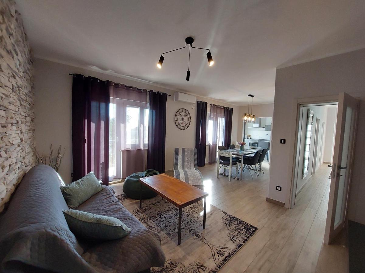 Family Apartment Cathy Galižana Esterno foto